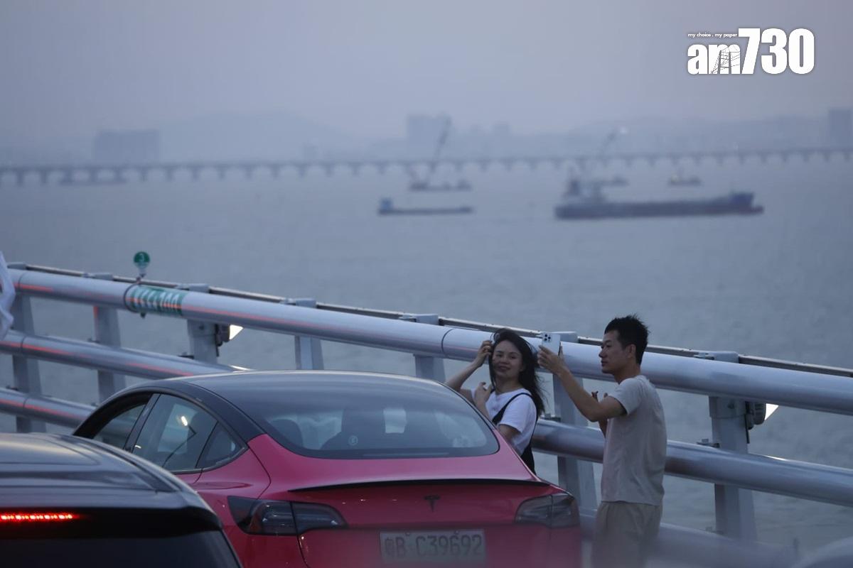深中通道的跨海大橋上,有大批私家車泊在路邊「打卡」。(資料圖片/林俊源攝)