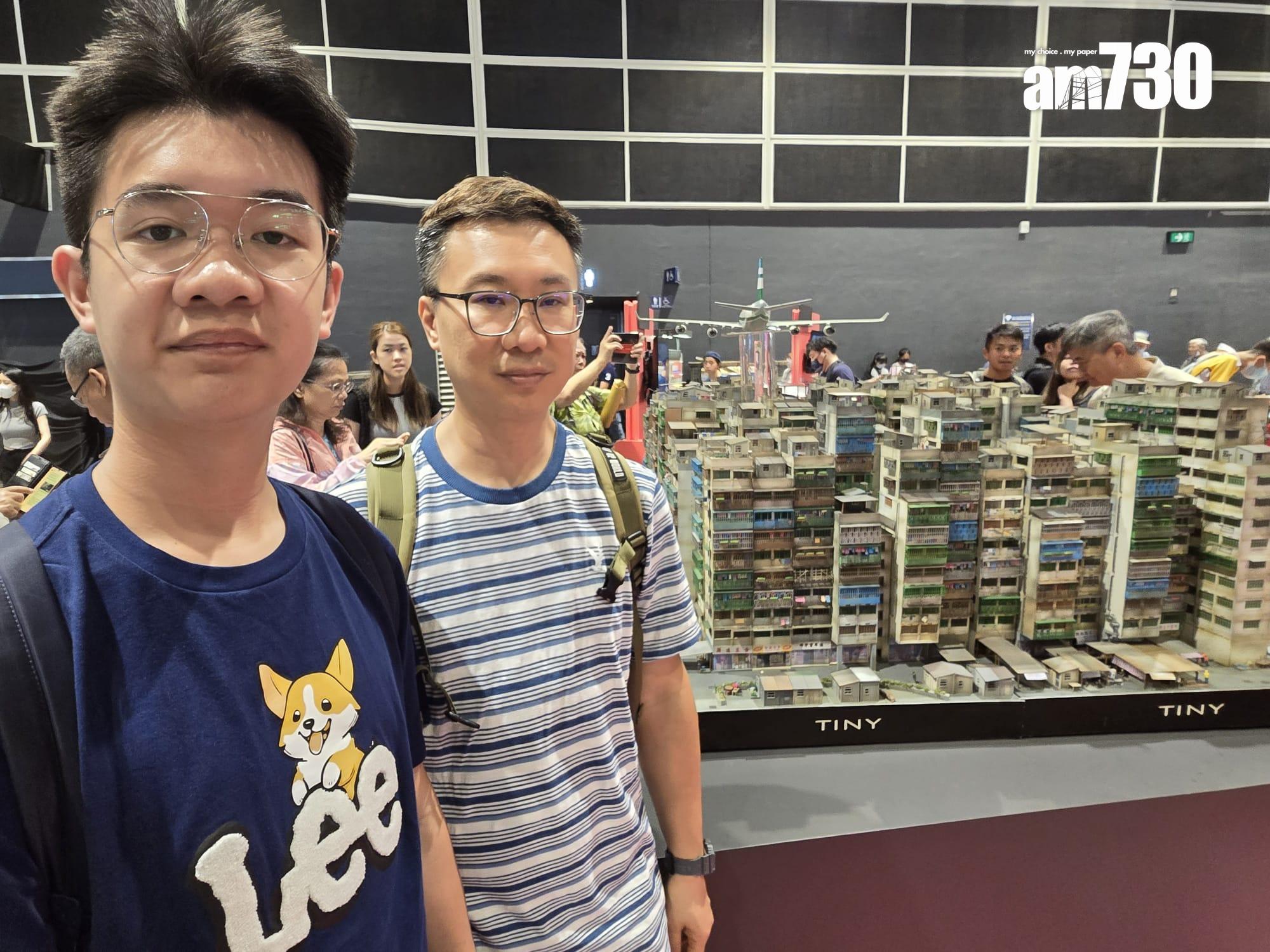 蔡先生(右)指只是買了兩本書(李朗僑攝)