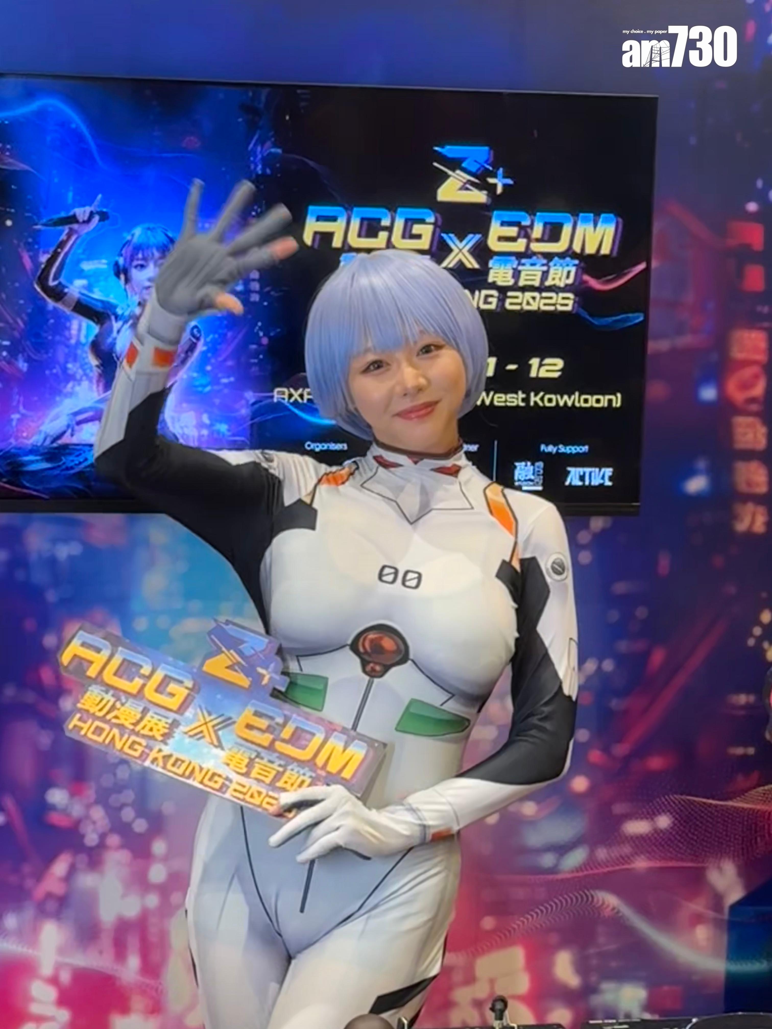 AV女優濱崎真緒cosplay綾波麗,吸引大批粉絲及龍友逼爆攤位。 (吳家偉攝)