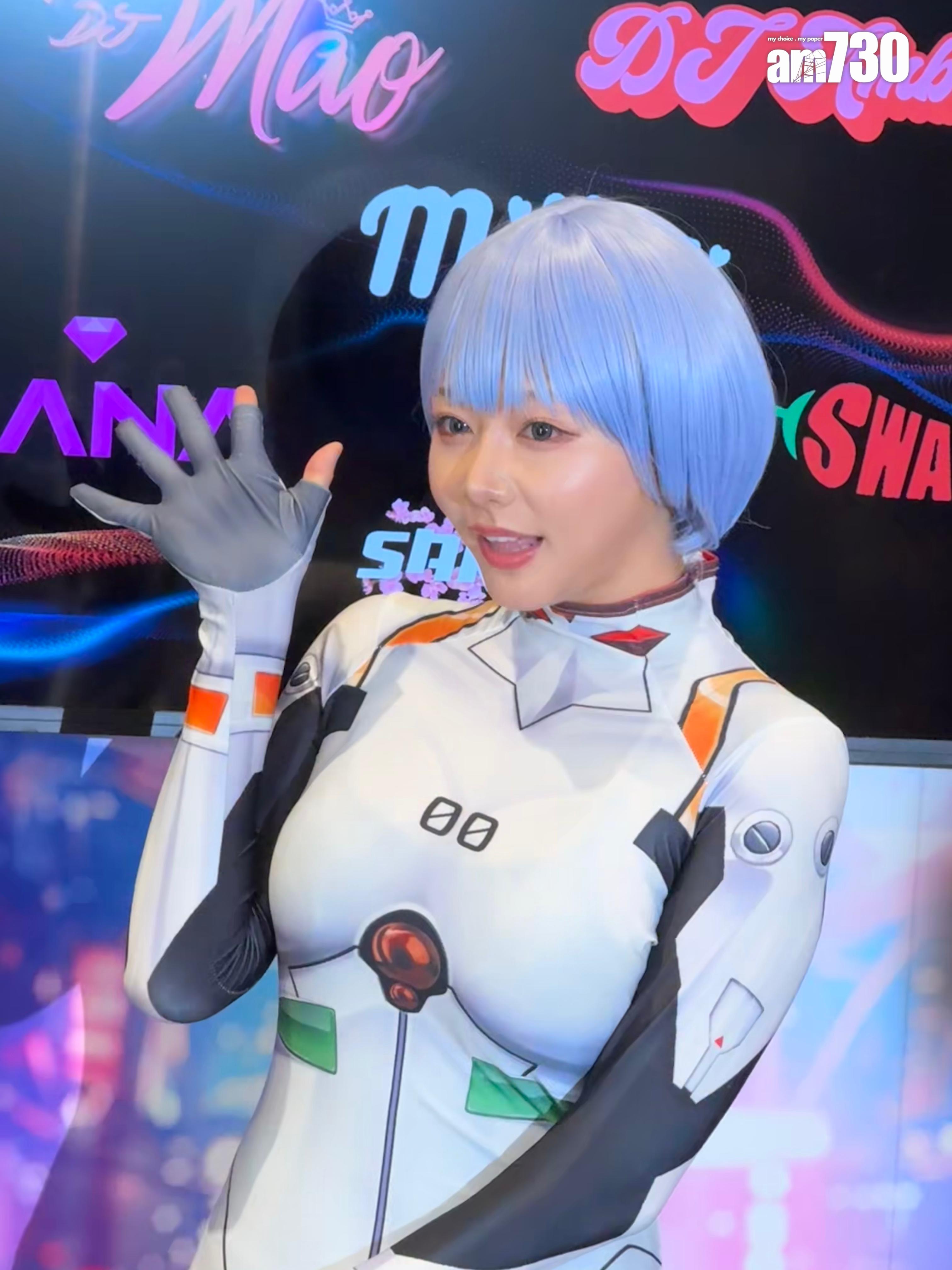 AV女優濱崎真緒cosplay綾波麗,吸引大批粉絲及龍友逼爆攤位。 (吳家偉攝)