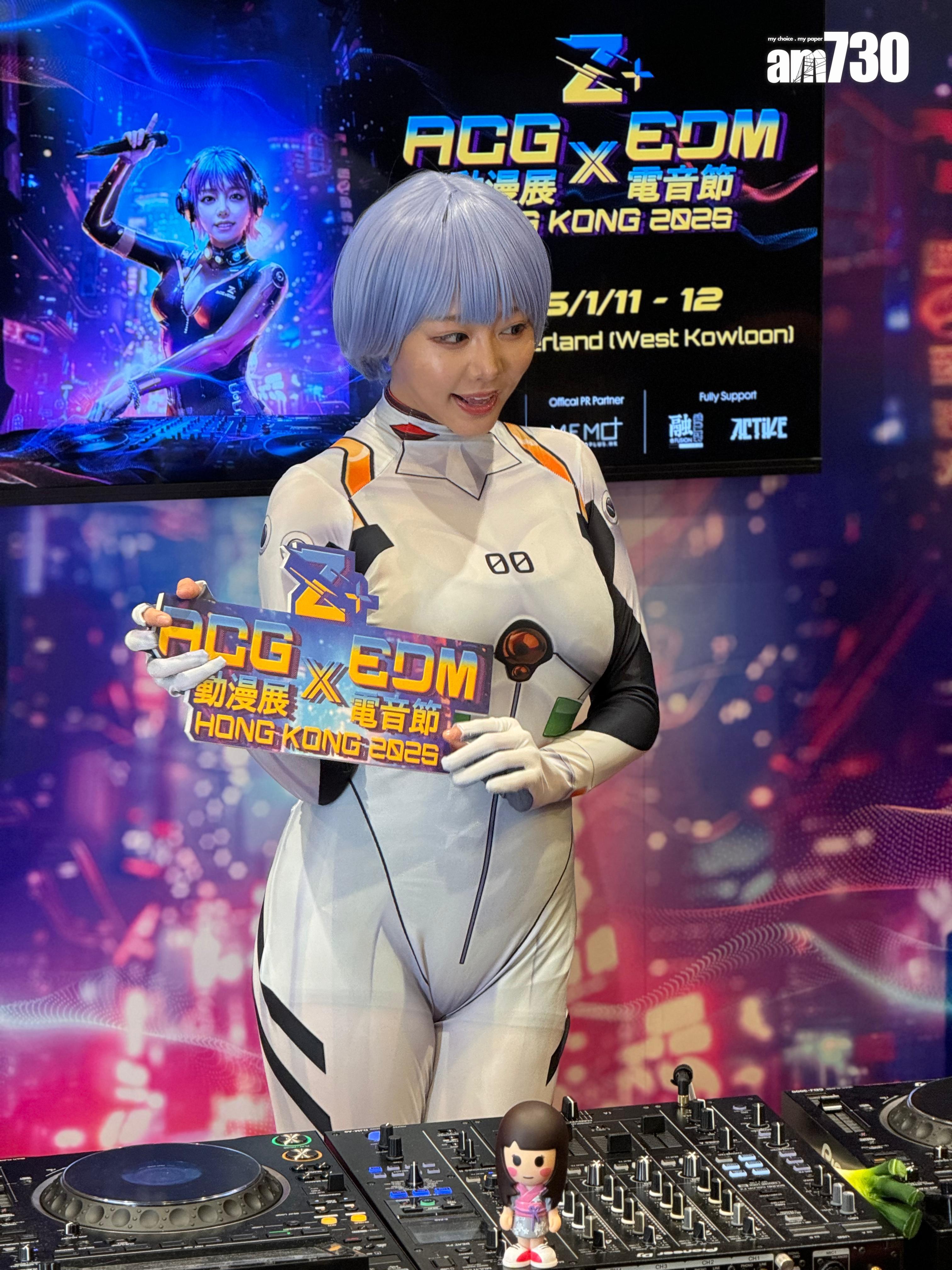 AV女優濱崎真緒cosplay綾波麗,吸引大批粉絲及龍友逼爆攤位。 (吳家偉攝)