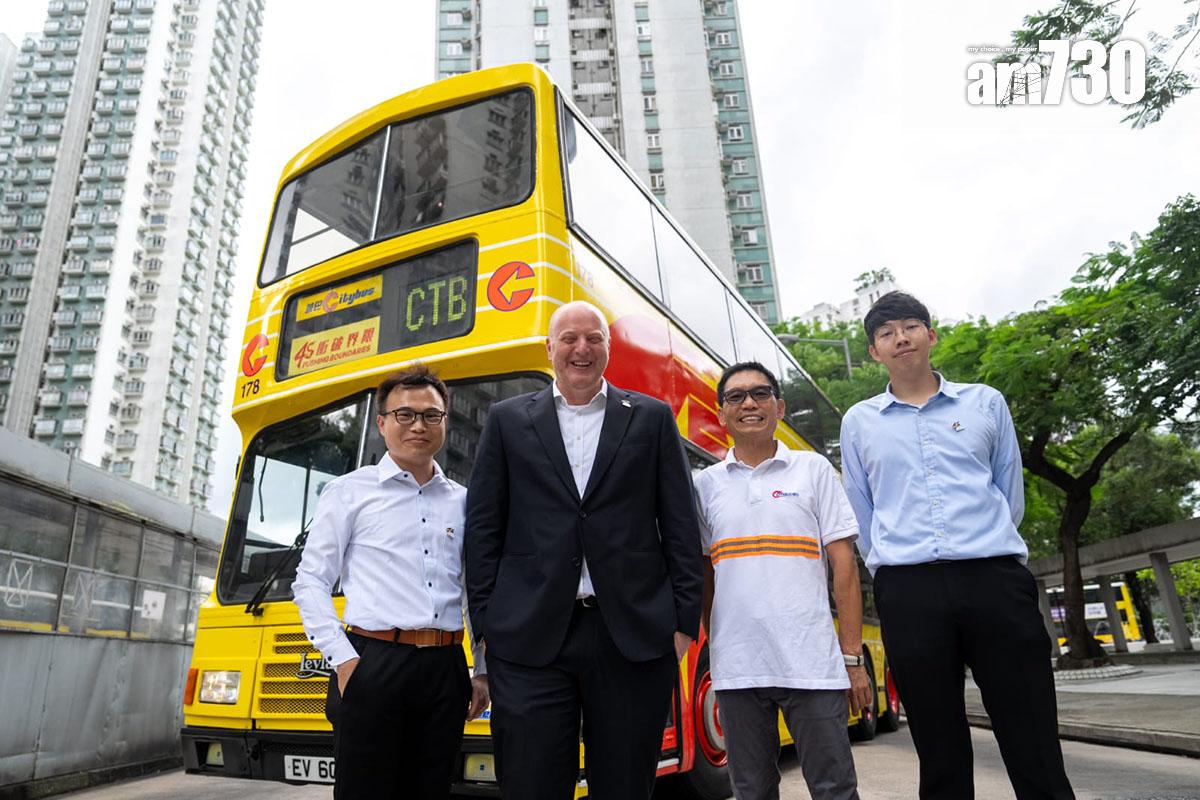 李卓豪(左二)希望,政府可容許經典巴士重新在路面載客,成為「移動的旅遊景點」。(林靄怡攝)