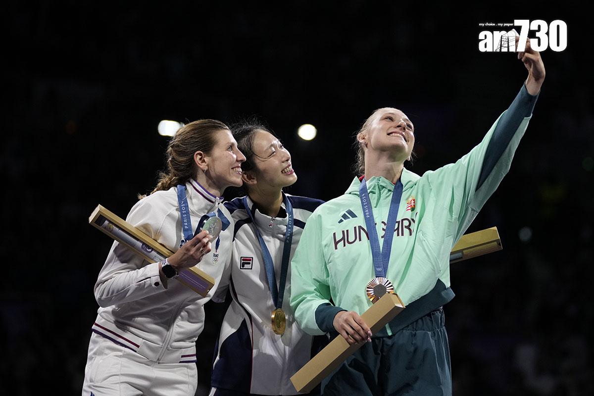 江旻憓(中)在巴黎奧運首日賽事為港隊奪首金。(美聯社)