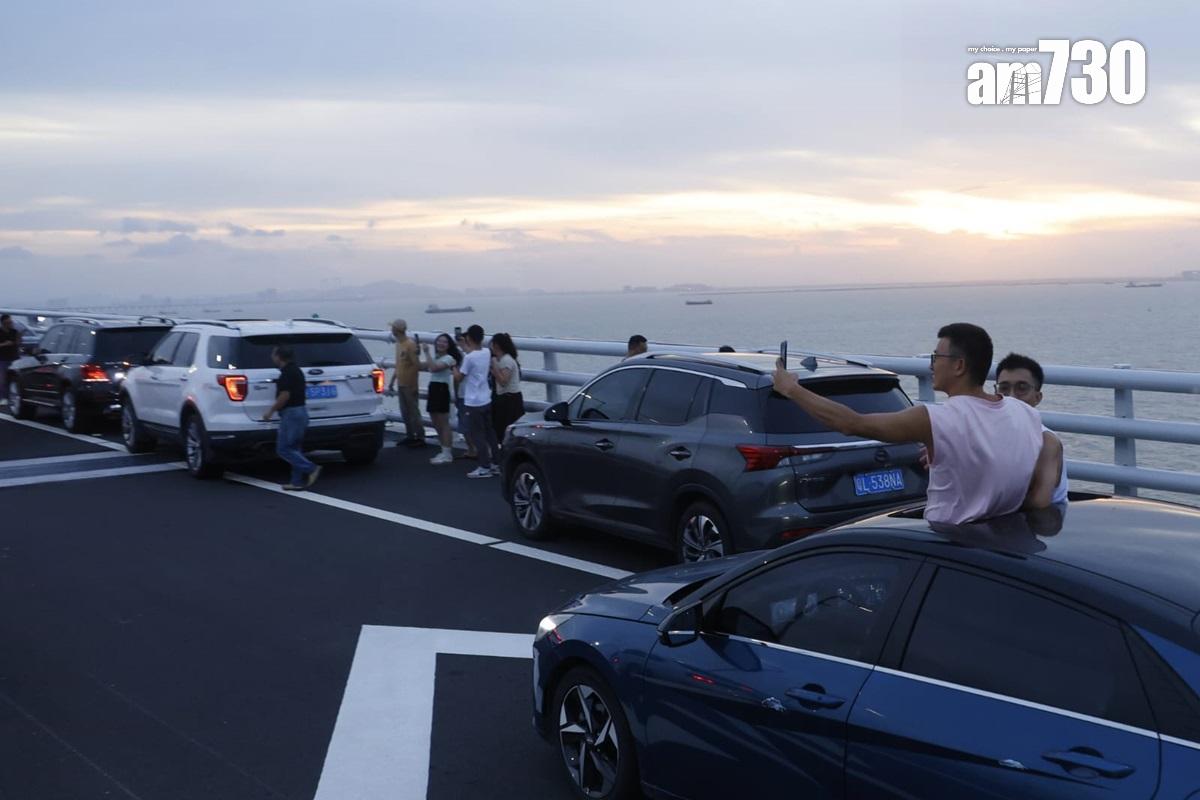 深中通道的跨海大橋上,有大批私家車泊在路邊「打卡」。(資料圖片/林俊源攝)