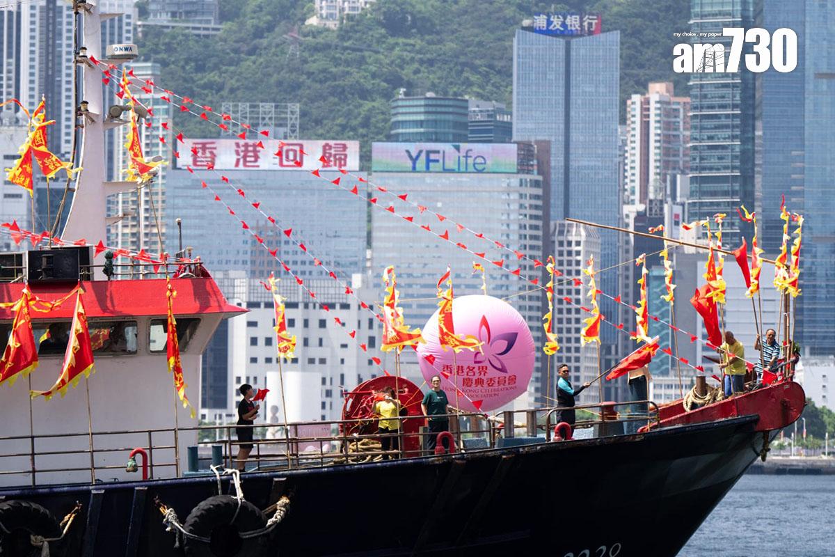 27艘漁船今日在維港巡遊慶祝回歸27周年。(林靄怡攝)