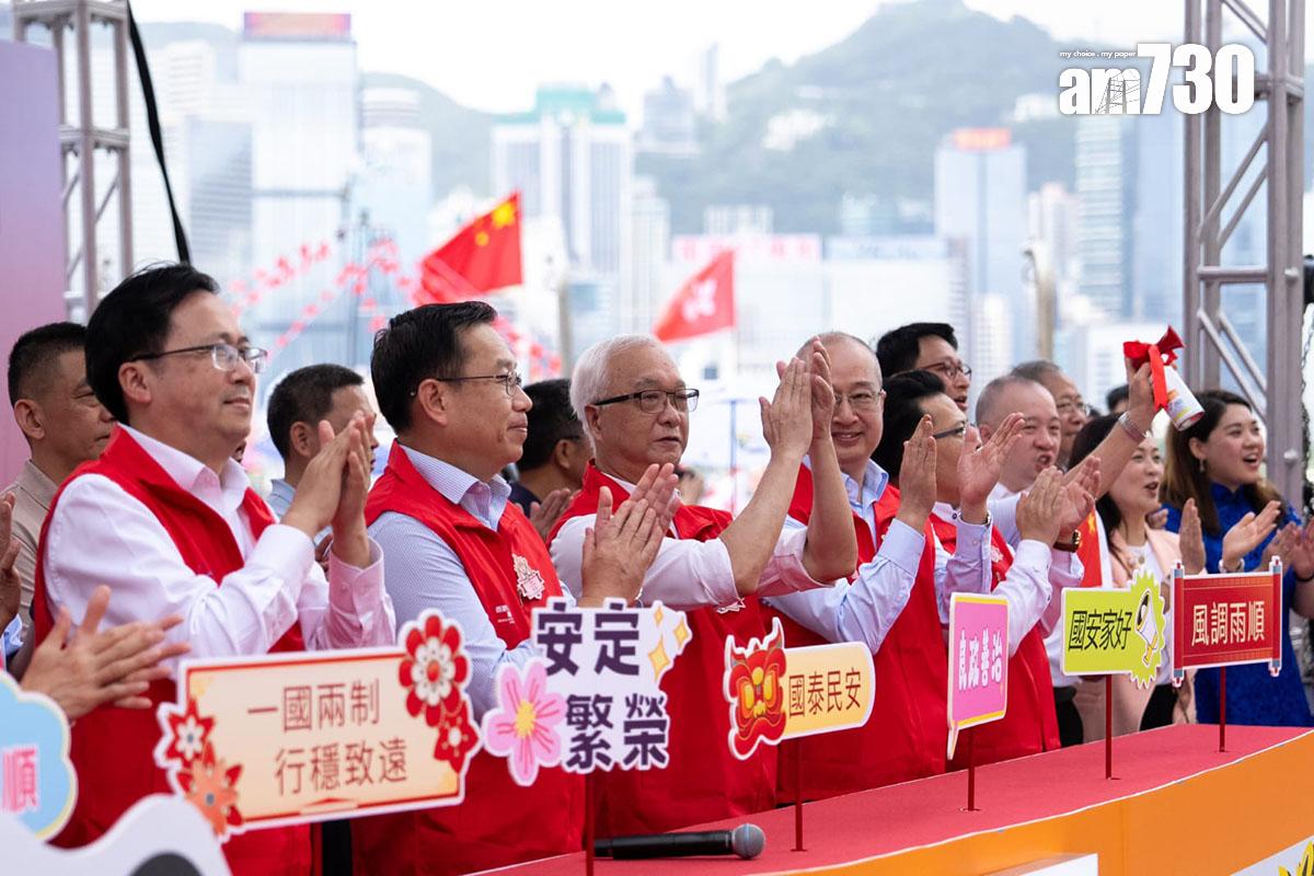 慶回歸漁船巡遊在尖沙咀舉行啟航禮,大批市民在場揮舞國旗和區旗。(林靄怡攝)