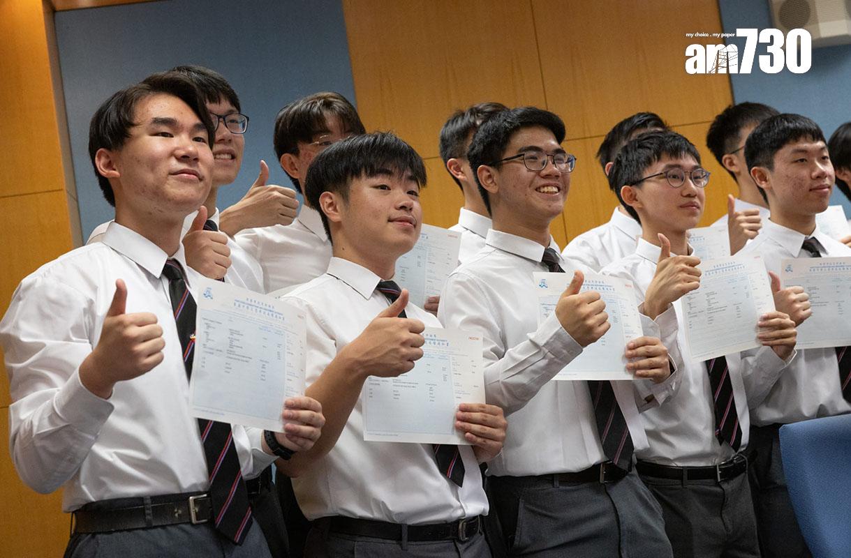 DSE放榜 2024|喇沙書院學生取得滿意的成績後愉快留影。(蘇文傑攝)