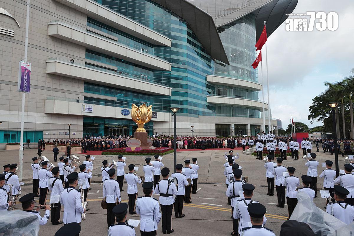 香港回歸27周年,政府在灣仔金紫荊廣場舉行升旗儀式。(中通社)