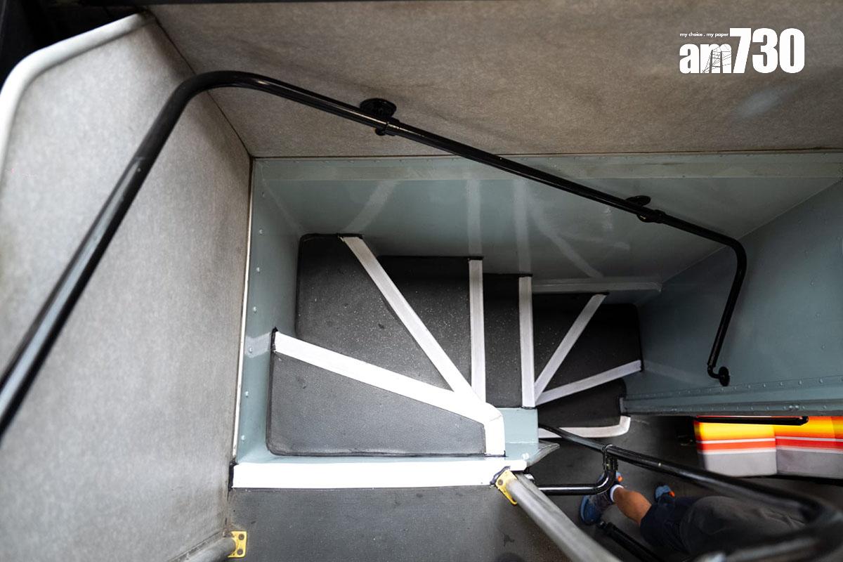 城巴用接近兩年時間完成復修「大食鬼」,車廂回到九十年代模樣。(林靄怡攝)