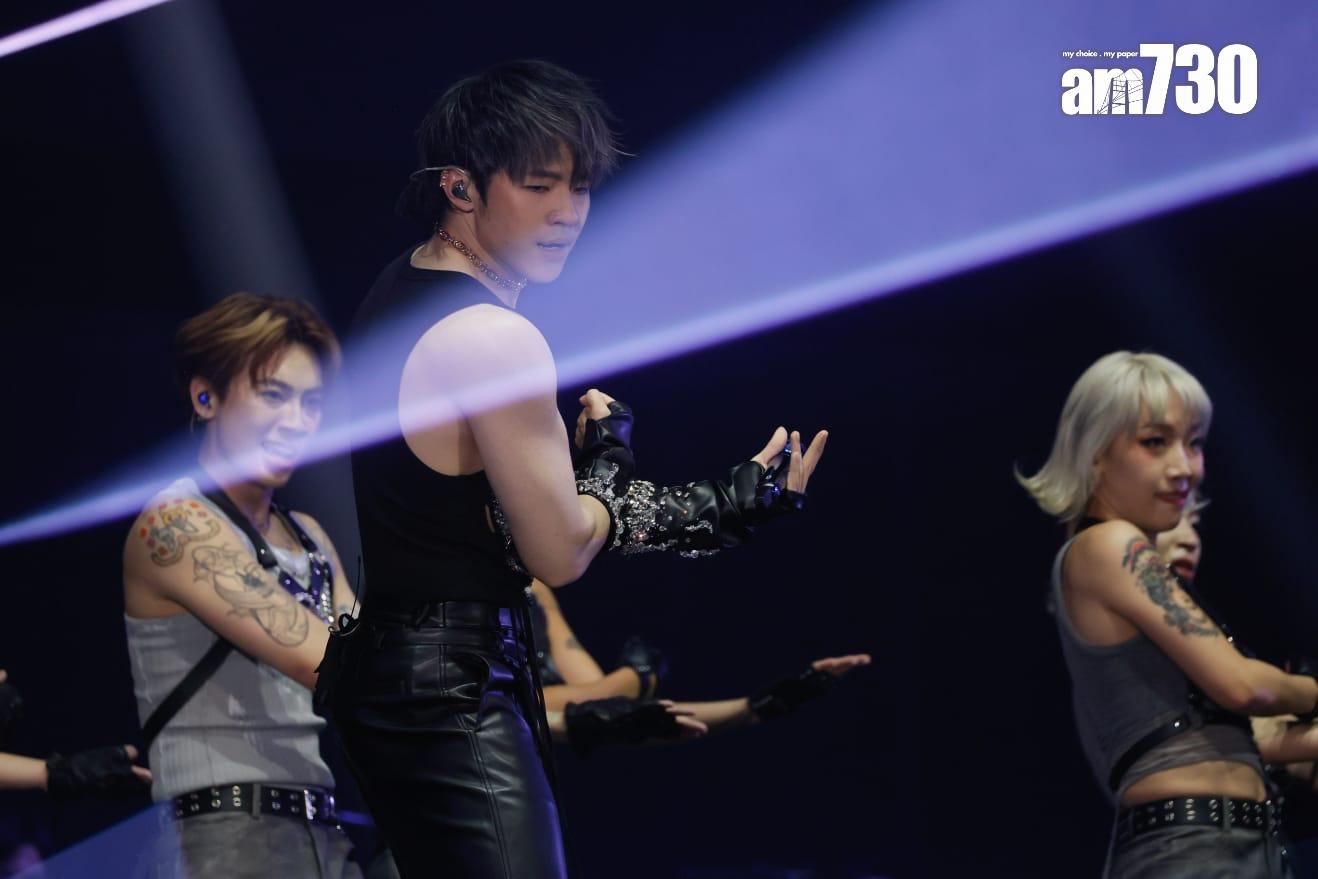 Ian大騷麒麟臂跳唱《夜視鏡》。 (蘇文傑攝)