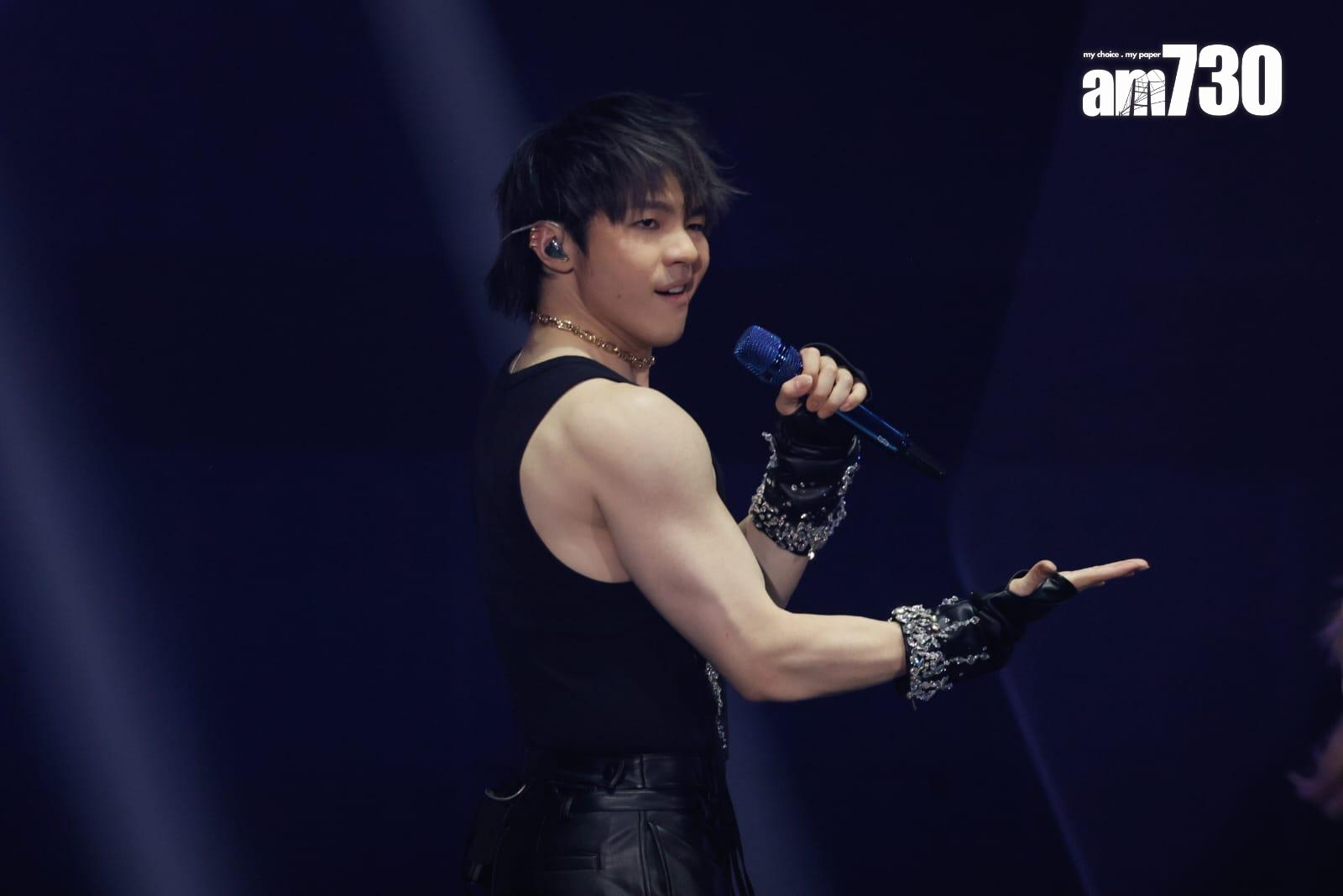 Ian大騷麒麟臂跳唱《夜視鏡》。 (蘇文傑攝)