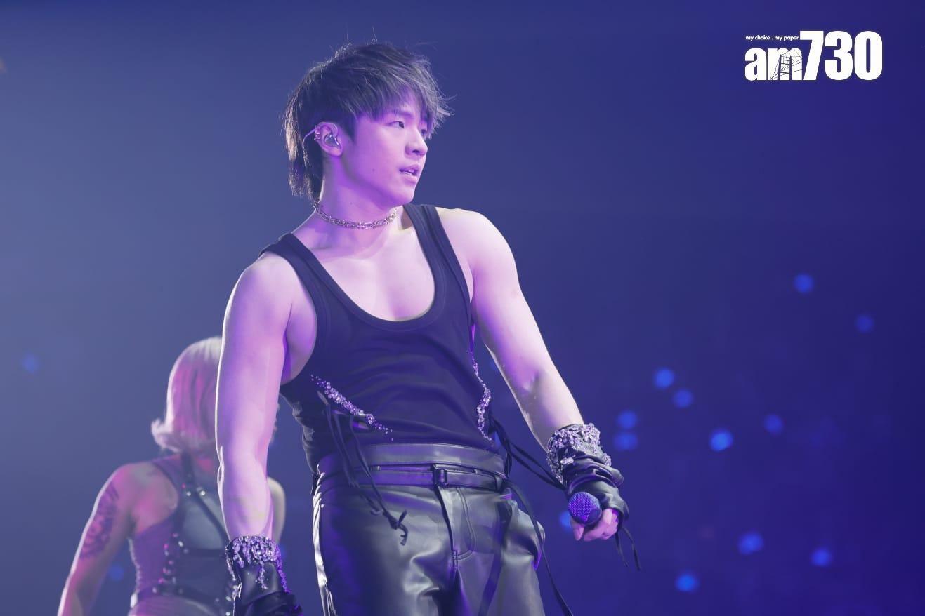 Ian大騷麒麟臂跳唱《夜視鏡》。  (蘇文傑攝)