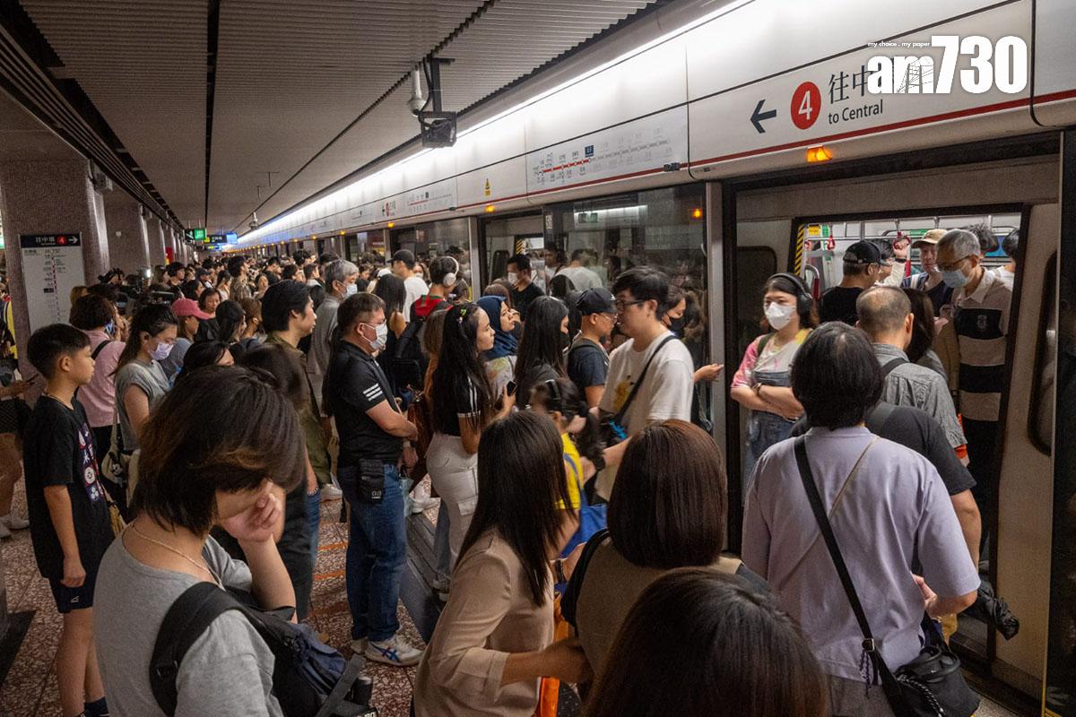 太子站荃灣綫往中環月台較平常繁忙。(陳奕釗攝)