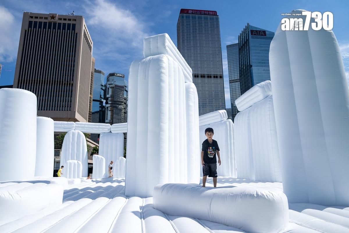 「中環夏誌」活動展出5個巨型充氣藝術裝置「充氣奇蹟」。(林靄怡攝)