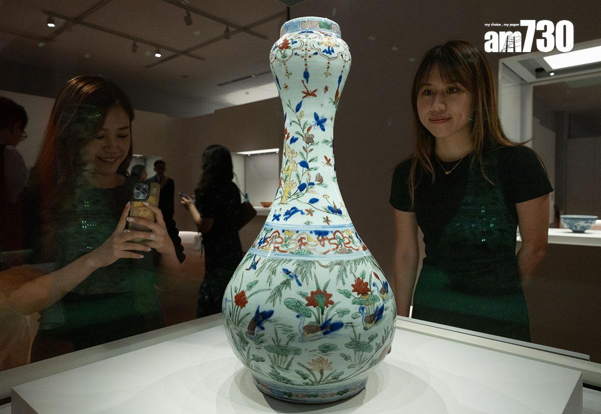 香港故宮文化博物館舉辦明代陶瓷珍品展覽,圖為五彩蓮池花鳥圖蒜頭瓶。(蘇文傑攝)