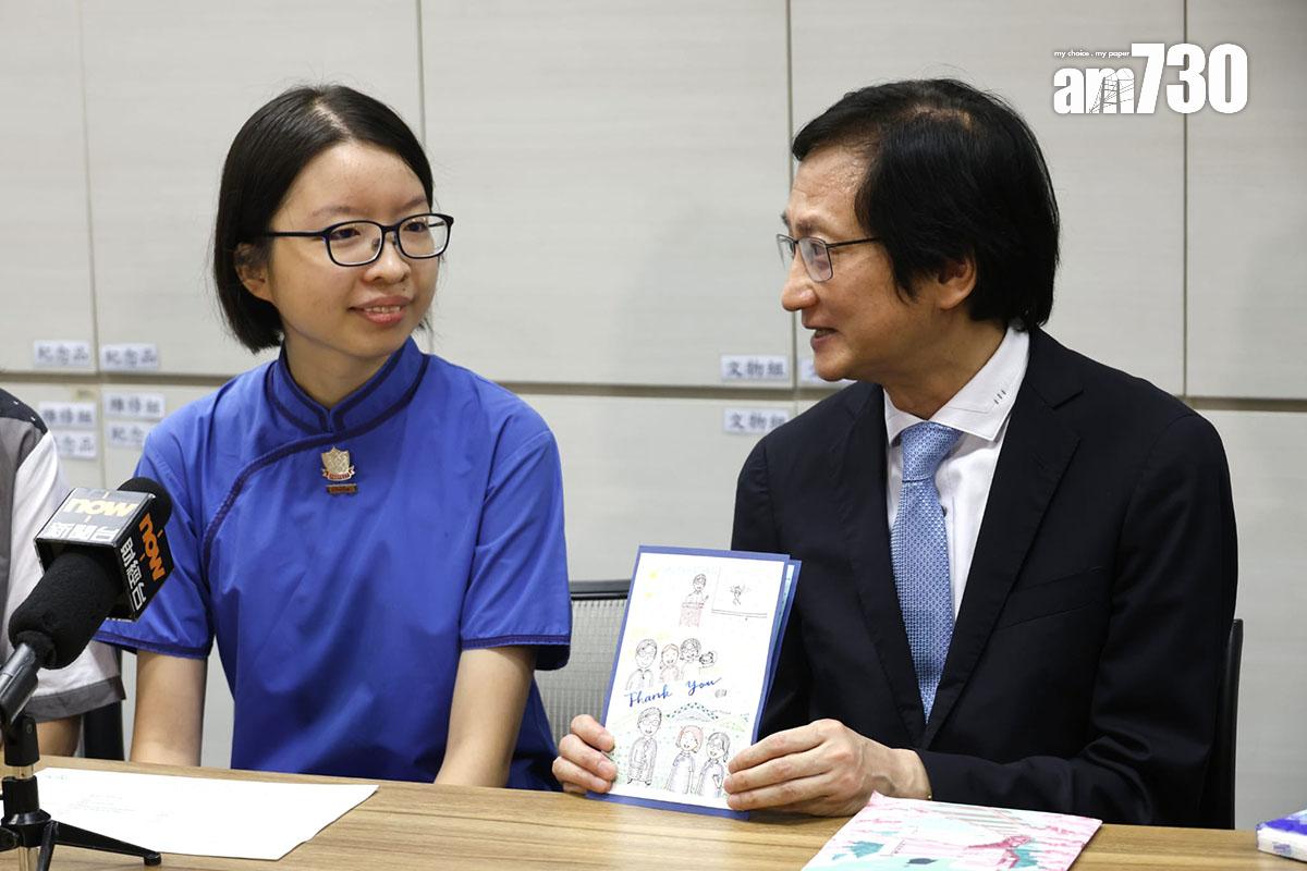 DSE放榜 2024|英華女學校校長關翰章(右)祝賀超級狀元劉翯悠(左)。(林俊源攝)