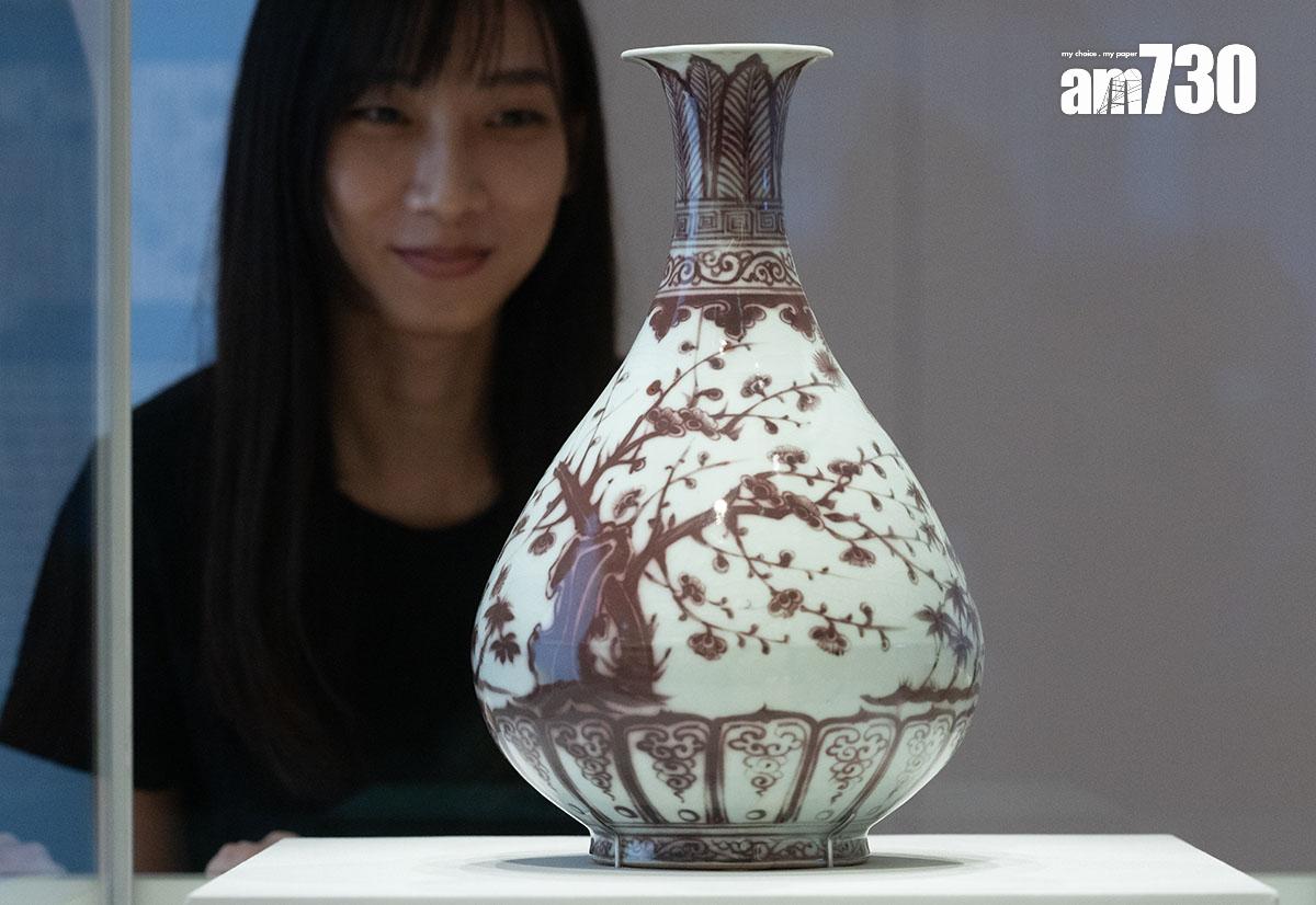 香港故宮文化博物館舉辦明代陶瓷珍品展覽,圖為釉裏紅松竹梅圖玉壺春瓶。(蘇文傑攝)