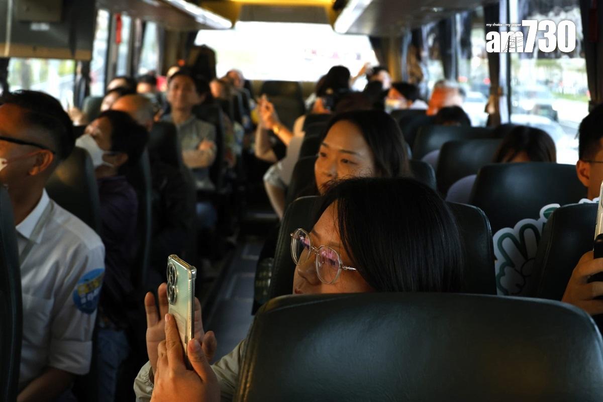 深中通道嚴重擠塞,乘客只好順道在車上欣賞落日晚霞。(資料圖片/林俊源攝)