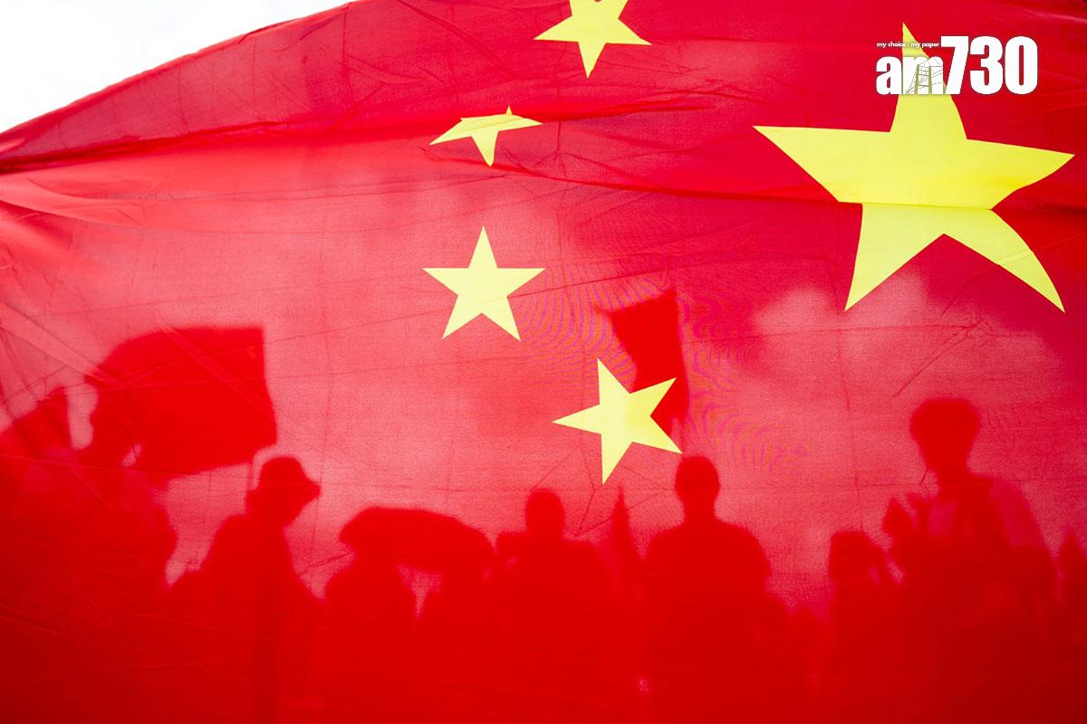 慶回歸漁船巡遊在尖沙咀舉行啟航禮,大批市民在場揮舞國旗和區旗。(林靄怡攝)