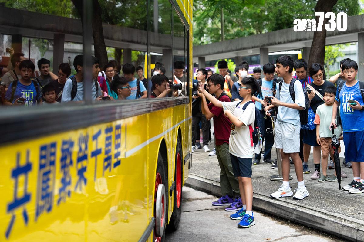「大食鬼」在沙田第一城展出,吸引巴士迷和市民到場。(林靄怡攝)