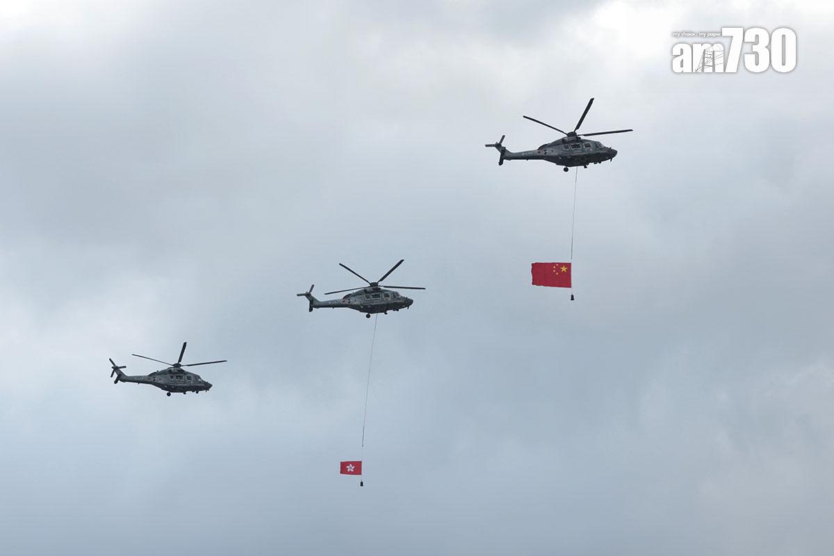 香港回歸27周年,政府在灣仔金紫荊廣場舉行升旗儀式。(中通社)