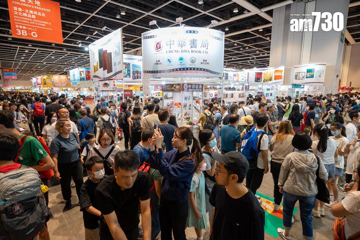 周日書展場內人頭湧湧。(陳奕釗攝)