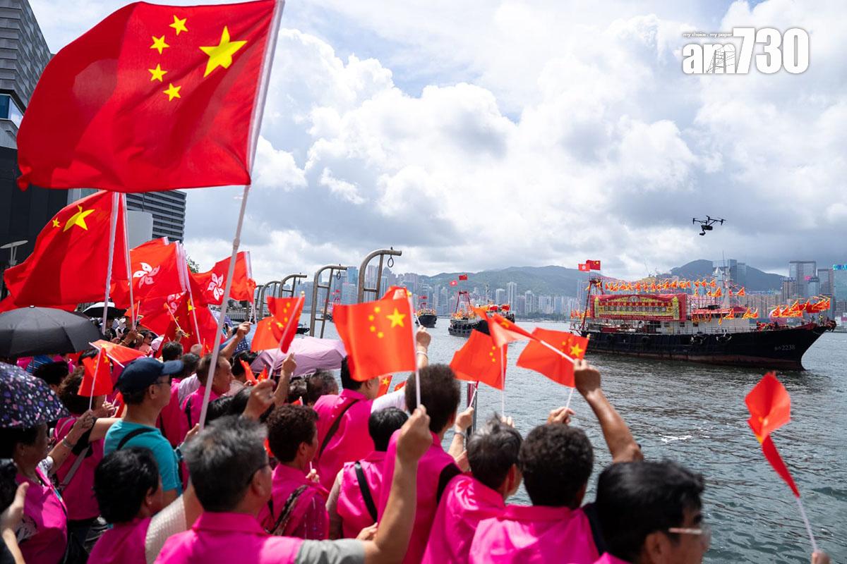 27艘漁船今日在維港巡遊慶祝回歸27周年。(林靄怡攝)