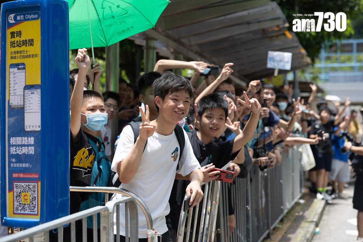 等候登上氫能巴士隧道路線首航班次的巴士迷表現興奮。(蘇文傑攝)
