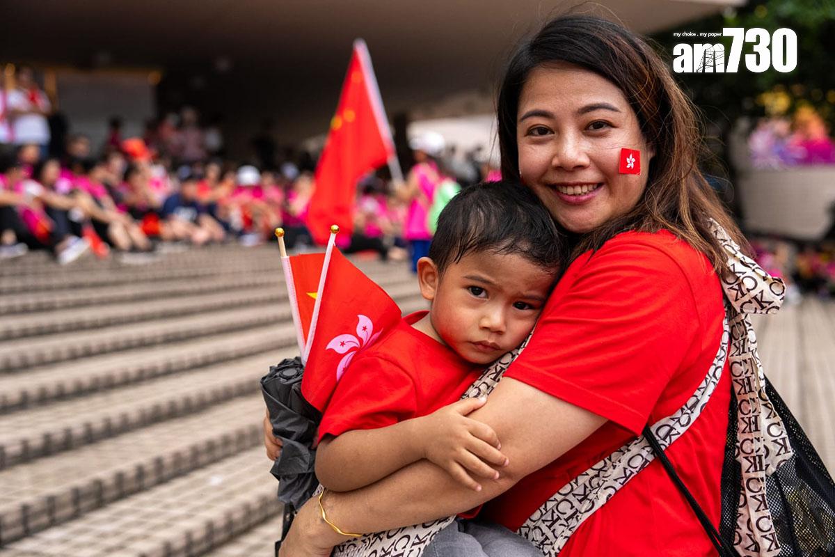 慶回歸漁船巡遊在尖沙咀舉行啟航禮,大批市民在場揮舞國旗和區旗。(林靄怡攝)
