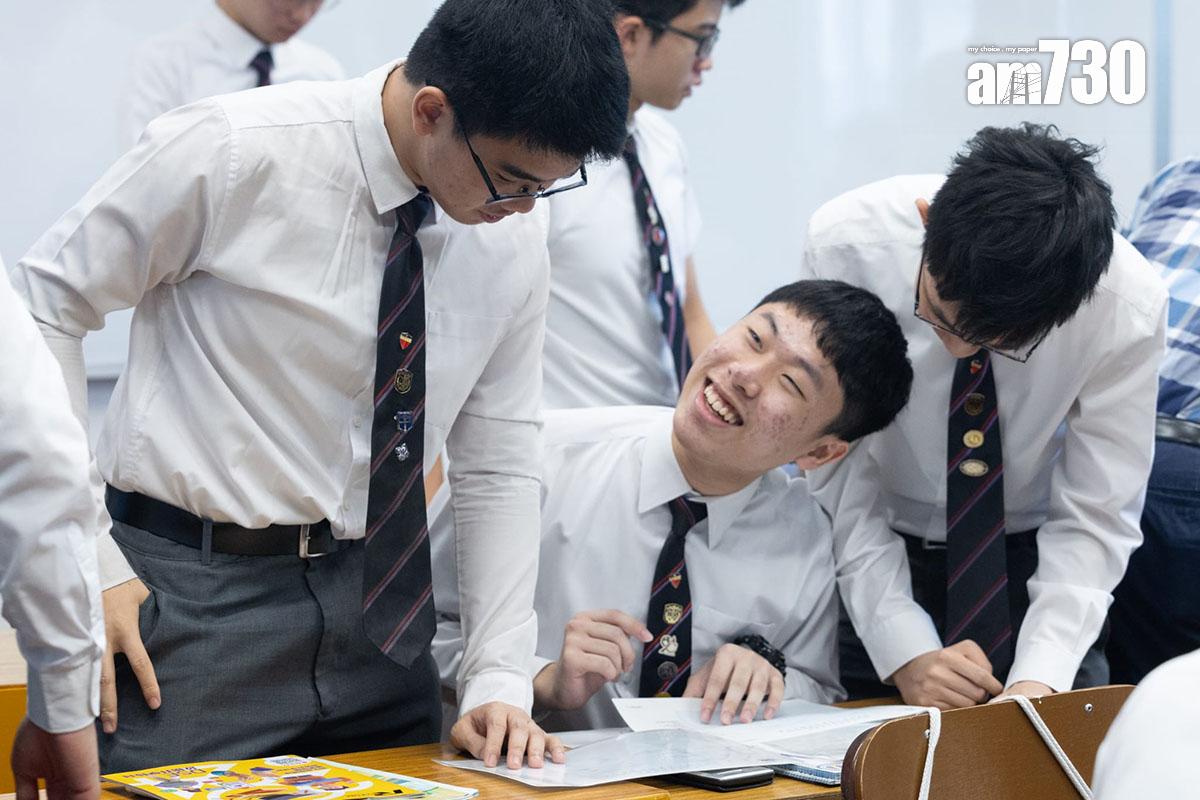 DSE放榜 2024|喇沙書院學生在取得滿意的成績後,興奮與同窗交流。(蘇文傑攝)