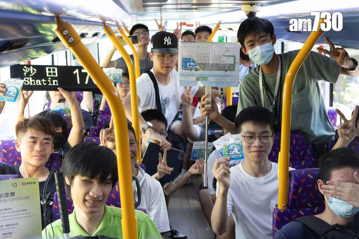 巴士迷登上氫能巴士隧道線首航班次後,興奮展示紀念品和自製道具。(蘇文傑攝)