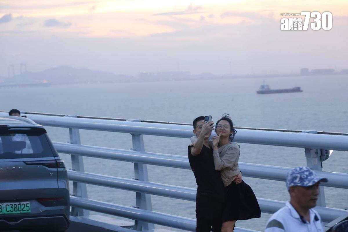 深中通道的跨海大橋上,有大批私家車泊在路邊「打卡」。(資料圖片/林俊源攝)