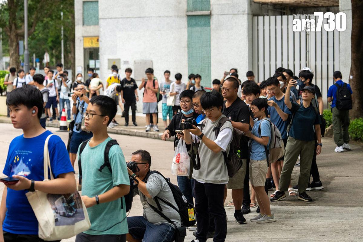 「大食鬼」在沙田第一城展出,吸引巴士迷和市民到場。(林靄怡攝)