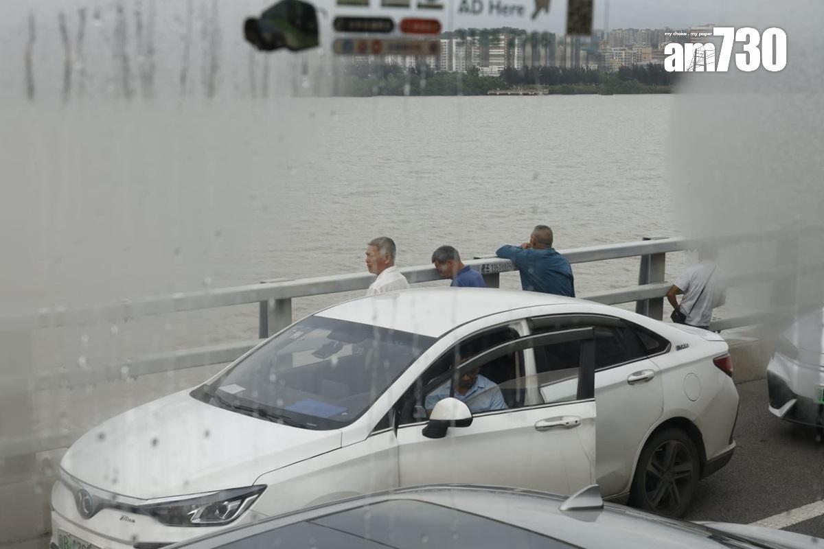 深中通道嚴重擠塞,有人逼於無奈在橋邊解決生理需要。(資料圖片/林俊源攝)