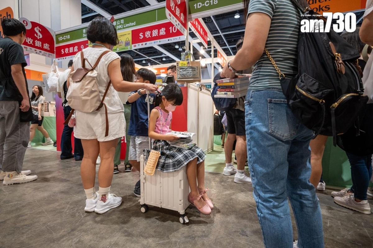 周日書展場內人頭湧湧。(陳奕釗攝)