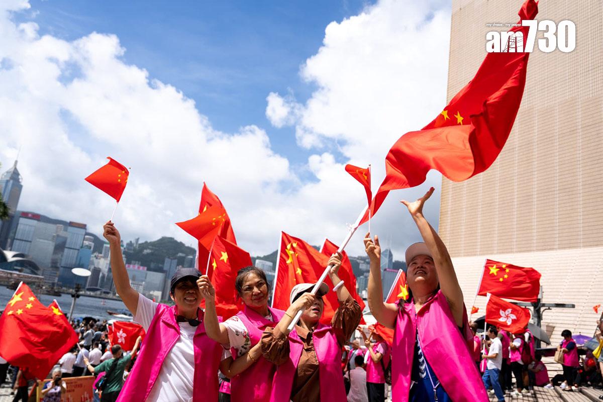 慶回歸漁船巡遊在尖沙咀舉行啟航禮,大批市民在場揮舞國旗和區旗。(林靄怡攝)