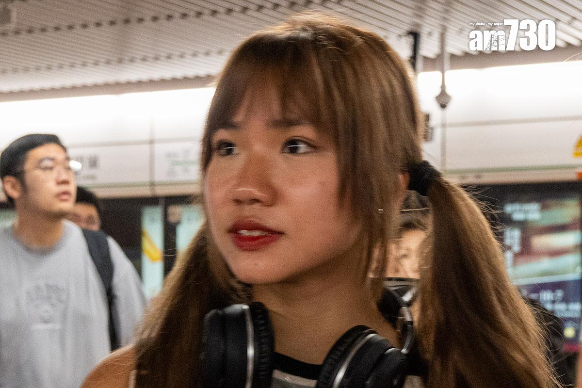 何小姐表示不清楚轉乘方法,幸站內有指示牌協助。(陳奕釗攝)