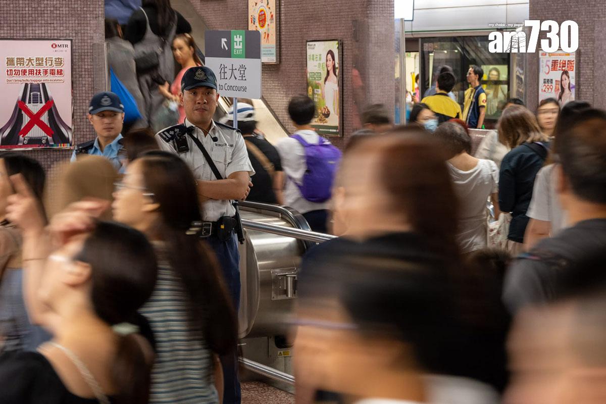 有警員在太子站月台駐守。(陳奕釗攝)