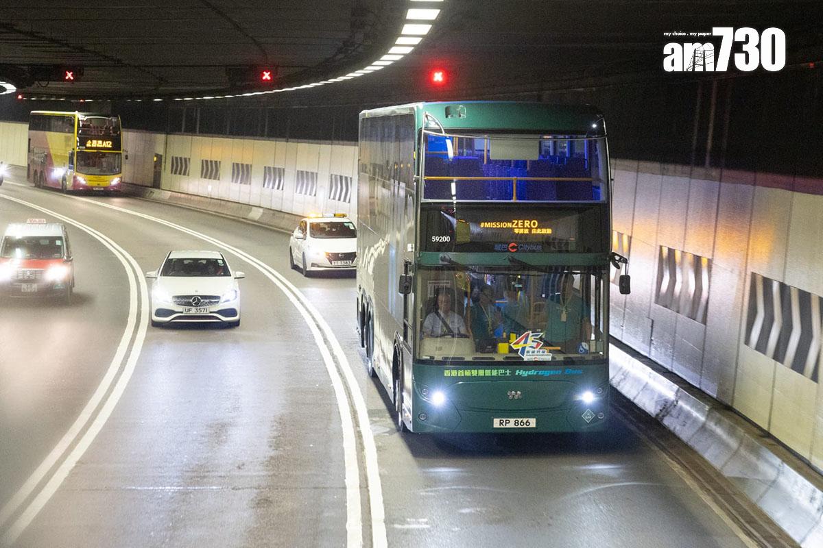 氫能巴士早上先舉行儀式,接載政府官員和立法會議員過西隧。(蘇文傑攝)
