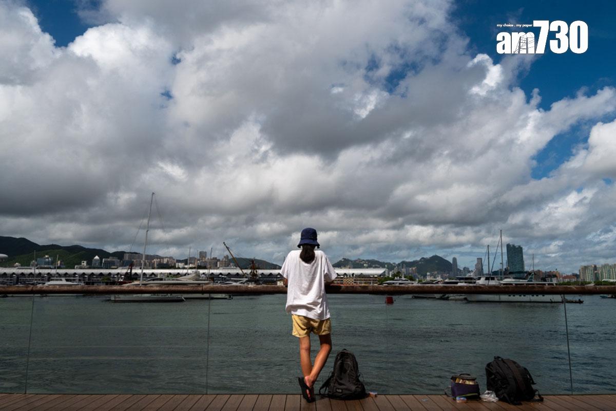 天文台預測今日日間短暫時間有陽光。(陳奕釗攝)