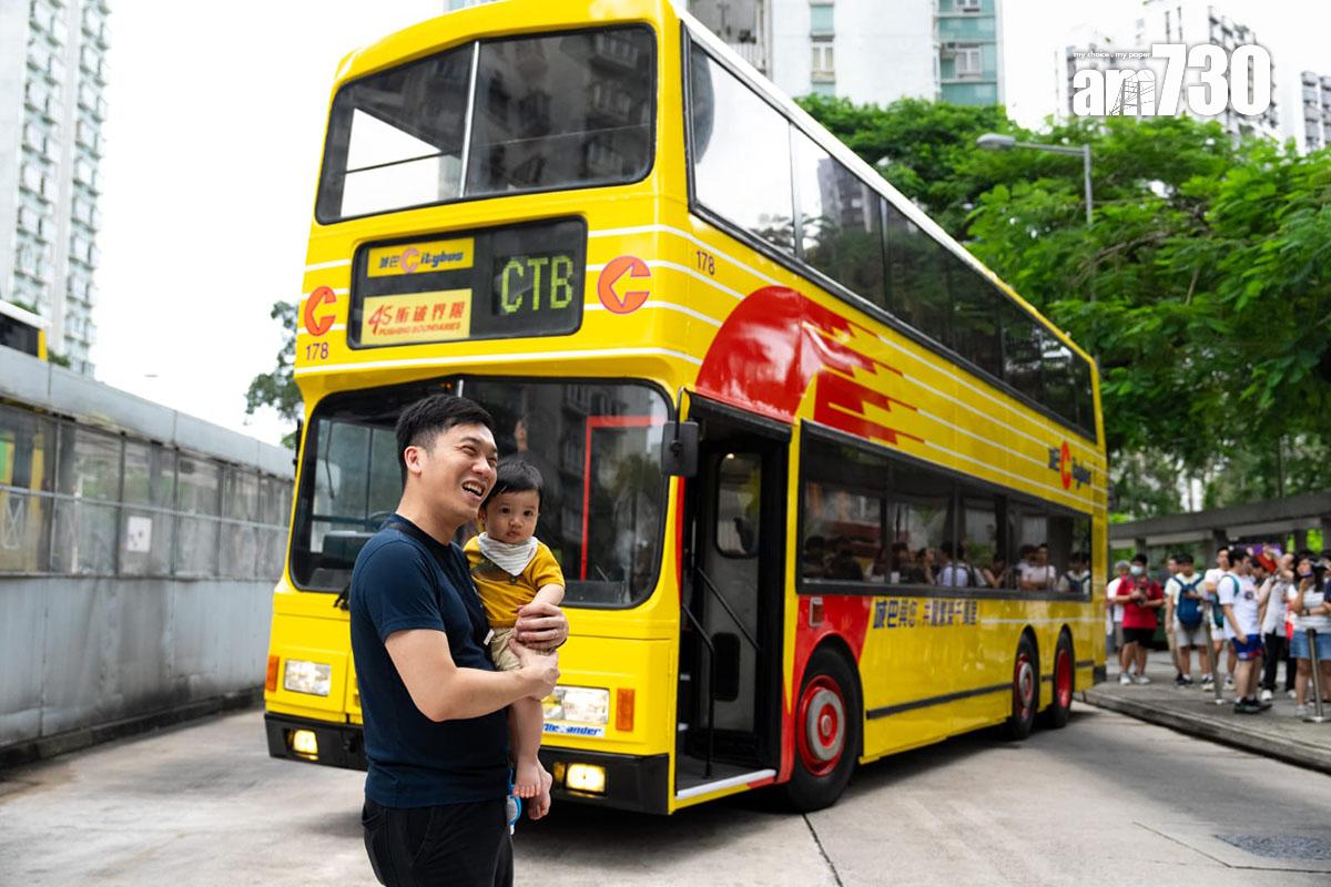 「大食鬼」在沙田第一城展出,吸引巴士迷和市民到場。(林靄怡攝)
