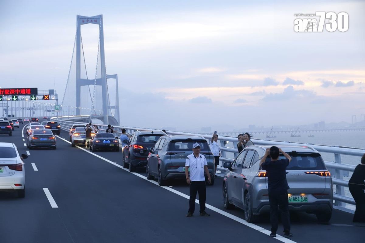 深中通道的跨海大橋上,有大批私家車泊在路邊「打卡」。(資料圖片/林俊源攝)