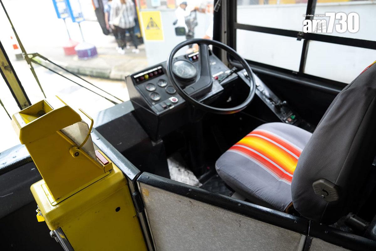 城巴用接近兩年時間完成復修「大食鬼」,車廂回到九十年代模樣。(林靄怡攝)