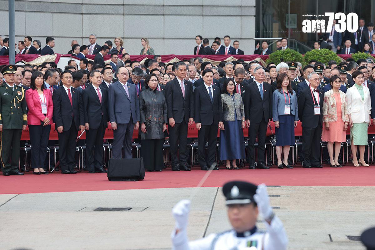 香港回歸27周年,政府在灣仔金紫荊廣場舉行升旗儀式。(中通社)
