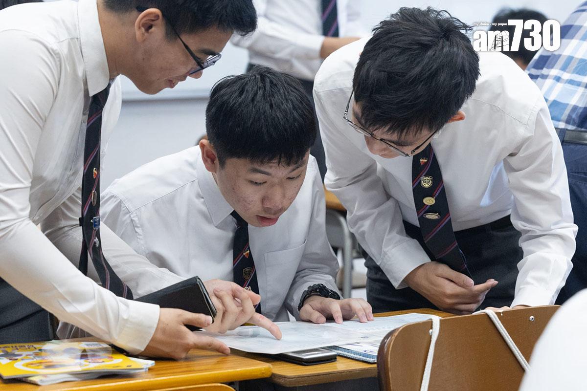 DSE放榜 2024|喇沙書院學生取得成績單後與同窗交流。(蘇文傑攝)