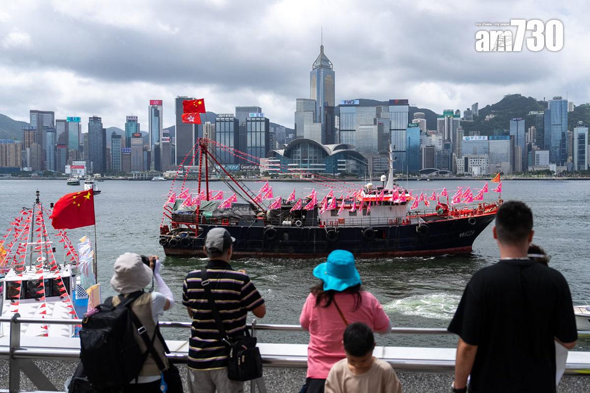 27艘漁船今日在維港巡遊慶祝回歸27周年。(林靄怡攝)