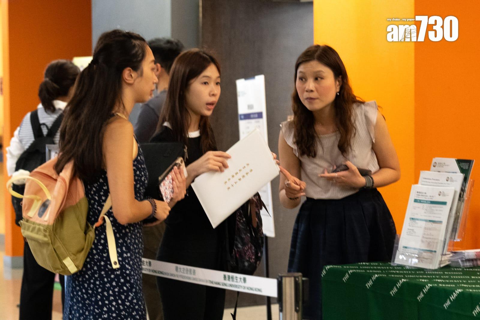 不少DSE考生到香港恒生大學申請入學。(林靄怡攝)