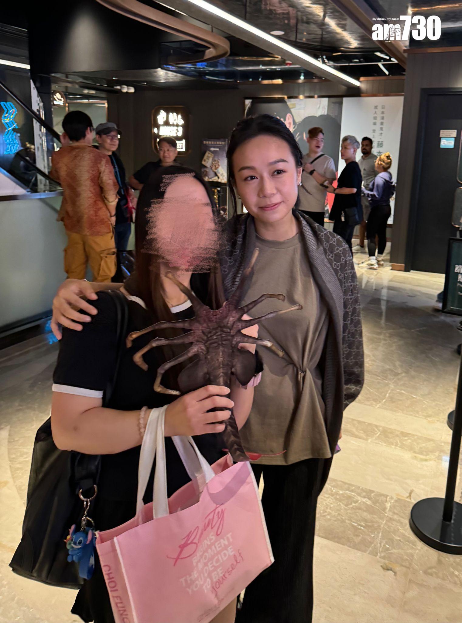 雖然一身平民Look打扮,但黃心穎仍大方跟影迷合照。 (娛樂組攝)