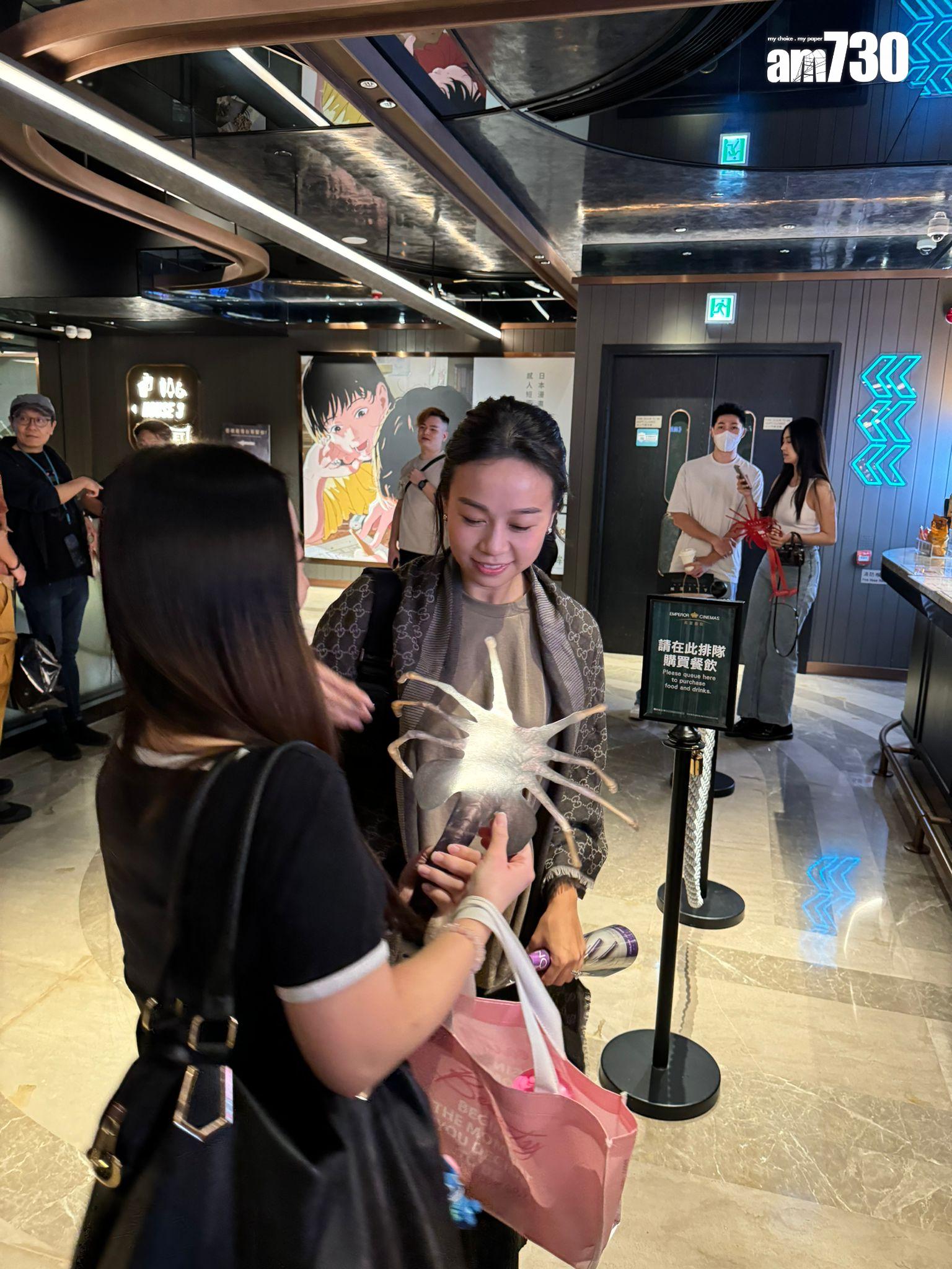 黃心穎難得出巡,心情不俗。 (娛樂組攝)