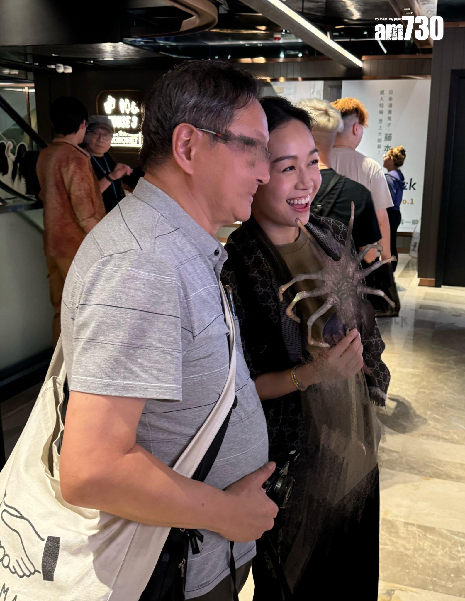 黃心穎獲不少市民上前要求合照。 (娛樂組攝)